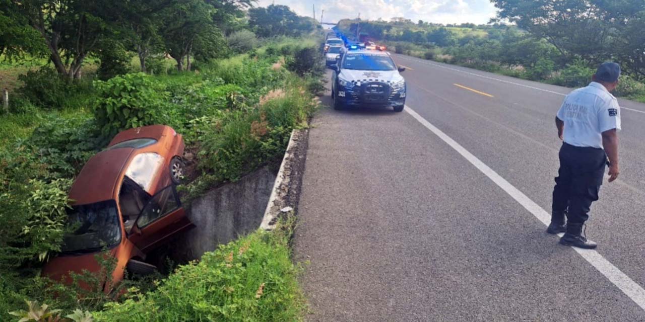 El accidente sólo dejó varios daños materiales valuados en miles de pesos.