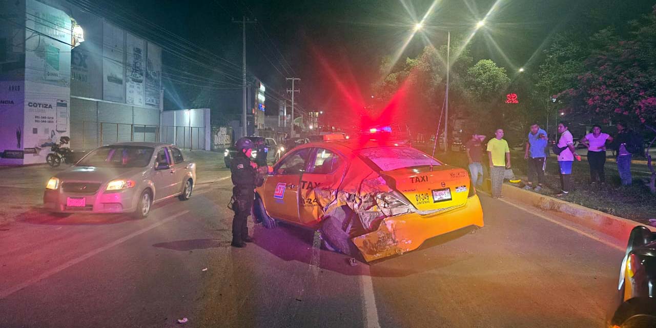El choque dejó lesionadas a las dos personas que iban en el taxi.