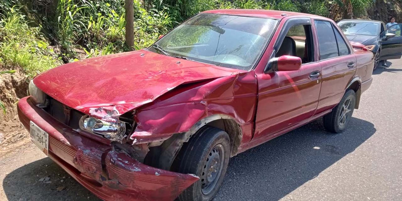 El automóvil Tsuru involucrado terminó con daños considerables en la zona frontal.