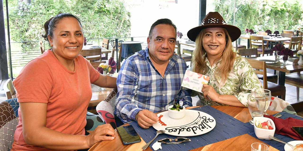 Foto: Rubén Morales // El festejado estuvo acompañado por su esposa Hilda Jarquín y su amiga Liz Ruiz.