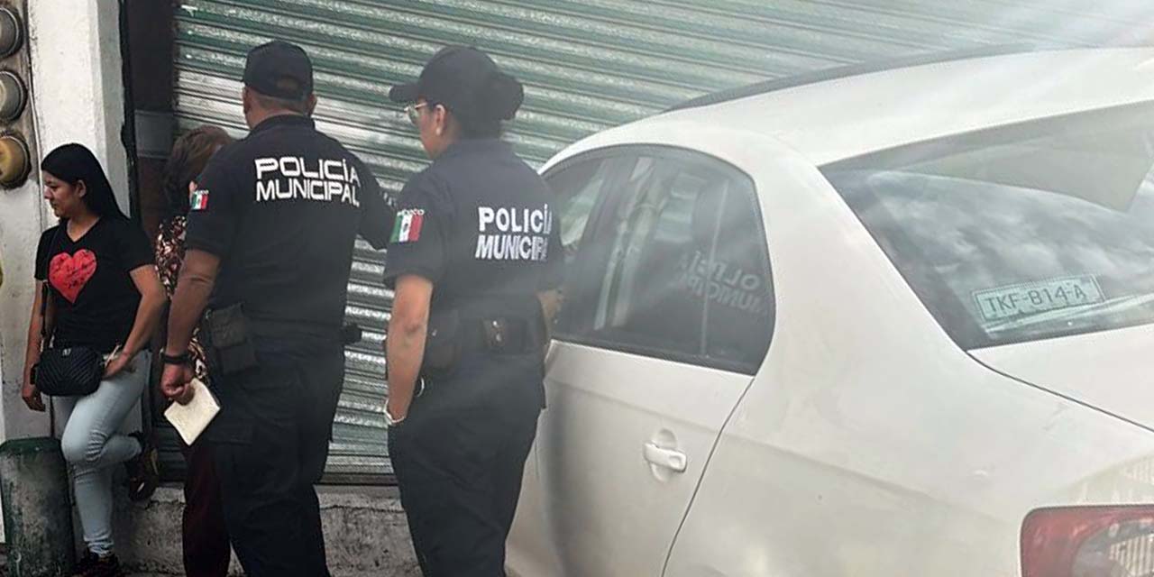 El vehículo tipo Bora quedó clavado en la cortina de un establecimiento.