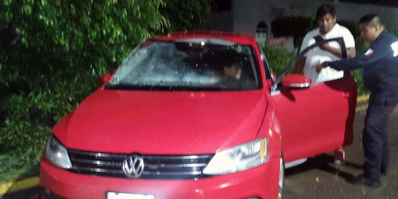 El vehículo marca Volkswagen presentaba daños materiales en la parte frontal y parabrisas.
