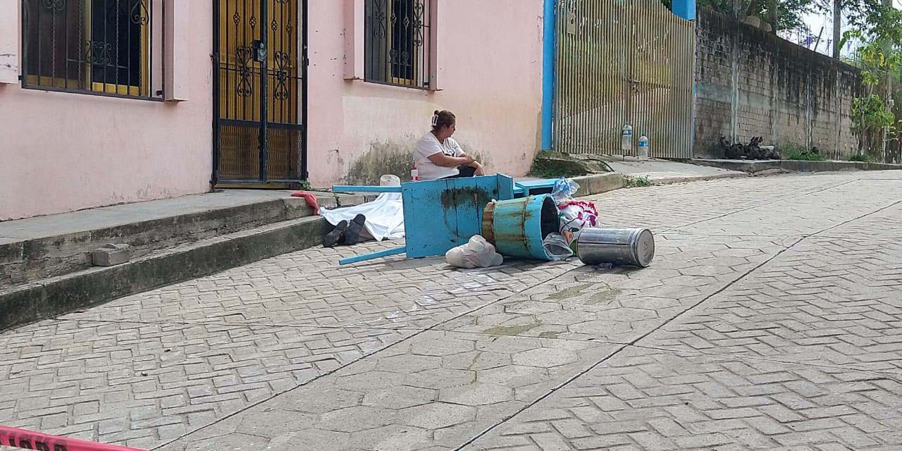 El vendedor de nieves terminó tirado sobre la calle Nicolás Bravo de Mesones Hidalgo.