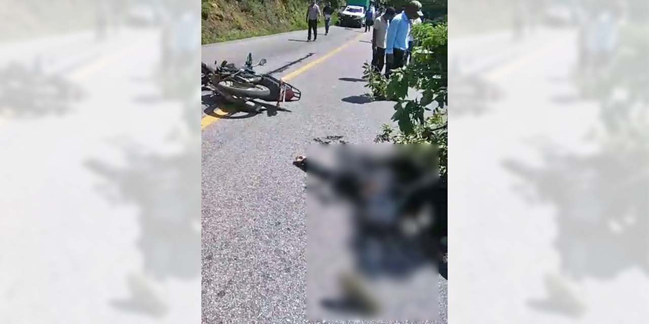 El motociclista derrapó más de dos metros quedando tendido en la orilla de la carretera.
