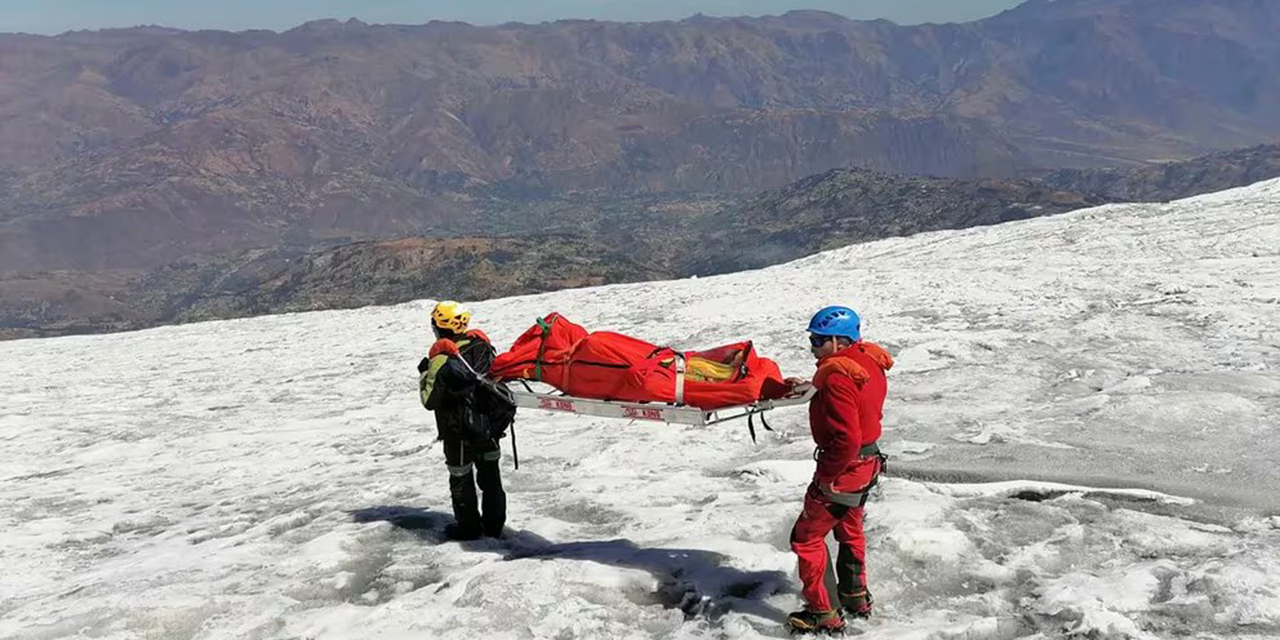 Encuentran a alpinista momificado en Perú