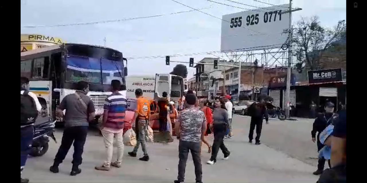 Fuerte choque entre autobús y automóvil