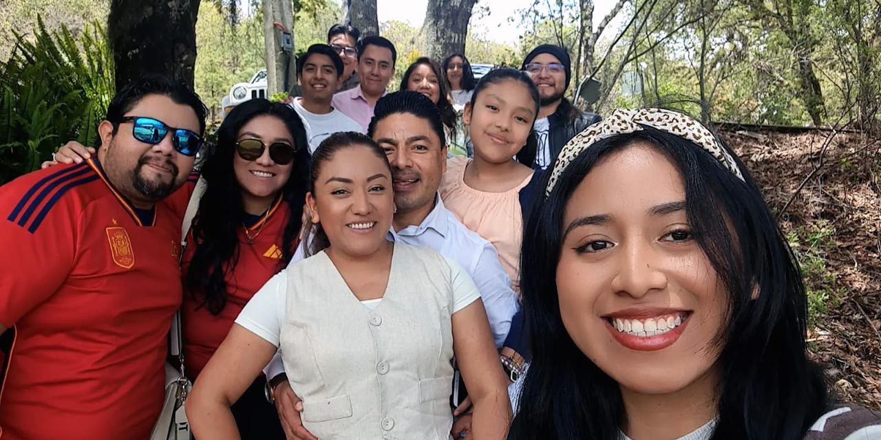 Las enfermeras Yessica, Yessenia y Carolina Martínez Mariano y el doctor Orlando de la Cruz, en festejo familiar.