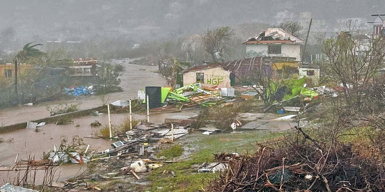 Foto: internet // Los daños causados por el poderoso huracán Beryl a su paso por las islas de San Vicente y las Granadinas, este martes. Ayer bajó a categoría 4.