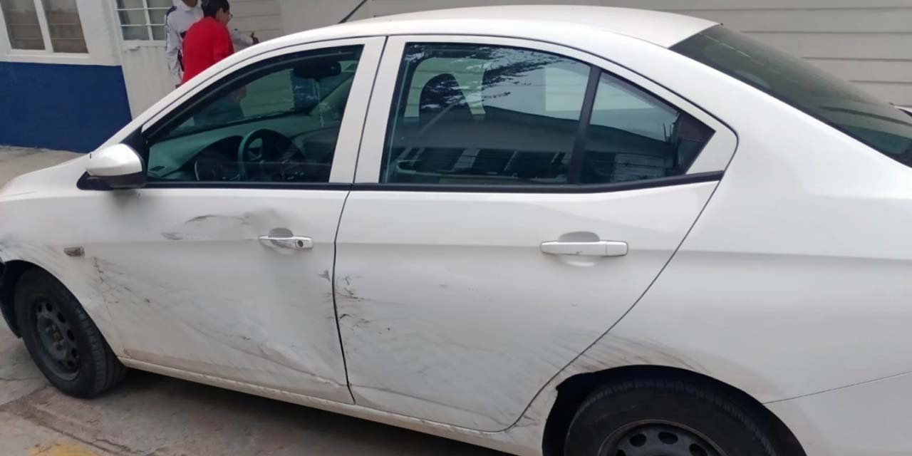 La joven conductora golpeó un auto particular y luego chocó contra un vehículo policial.