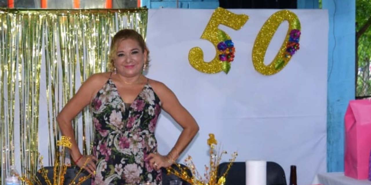 Foto: Rubén Morales // La profesora Lorena Coral Ortiz Labastida disfrutó de su festejo por esta fecha especial.