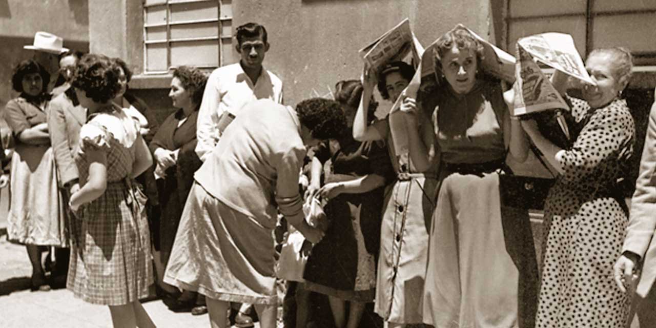 Foto: Agencias // Largas filas para depositar el voto en la primera jornada en que participaban las mujeres.
