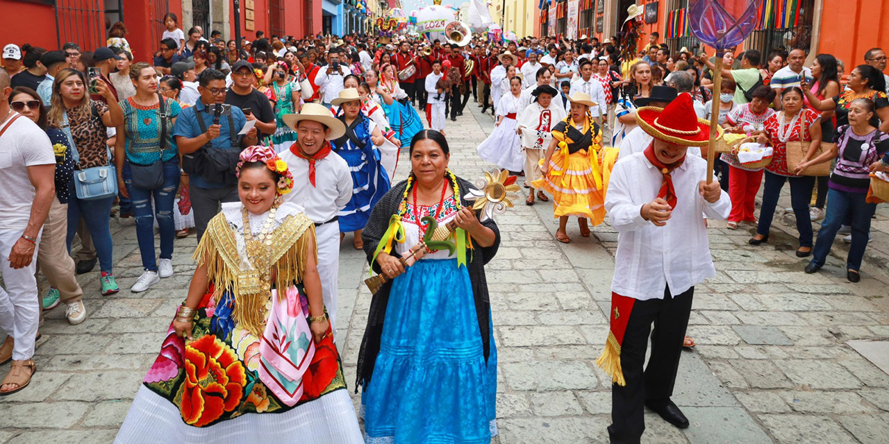 Hoy “La Guelaguetza Muy Especial” en Plaza de la Danza