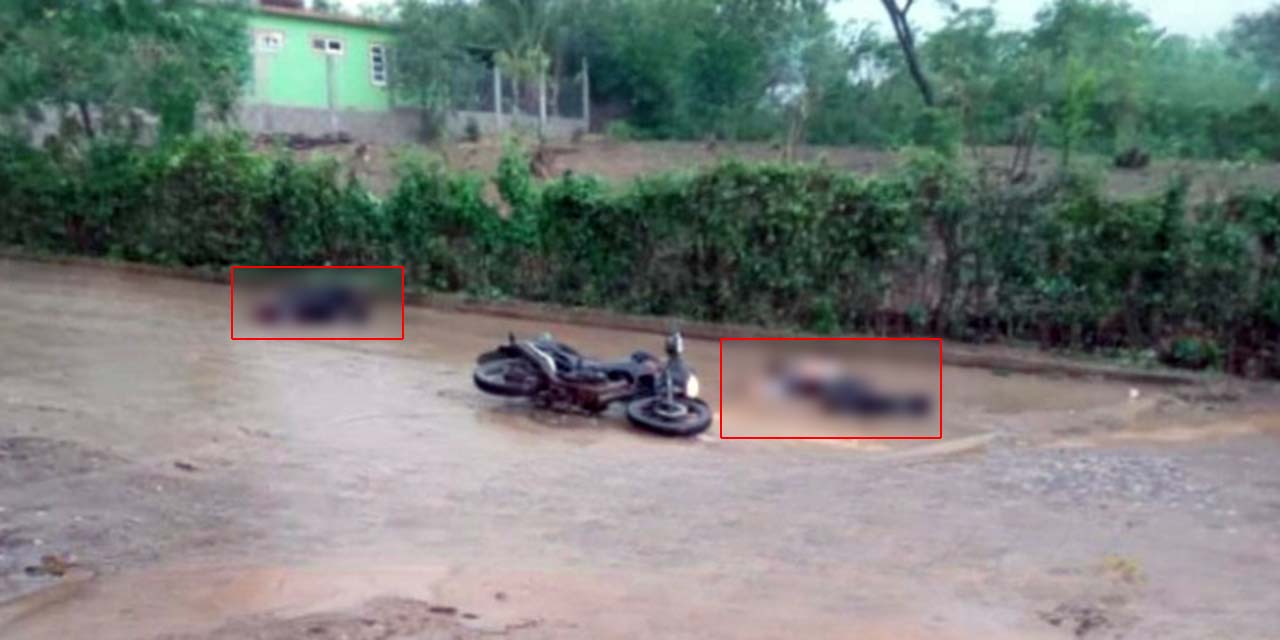 Los cuerpos de los hermanos quedaron tirados en la calle junto a una motocicleta.