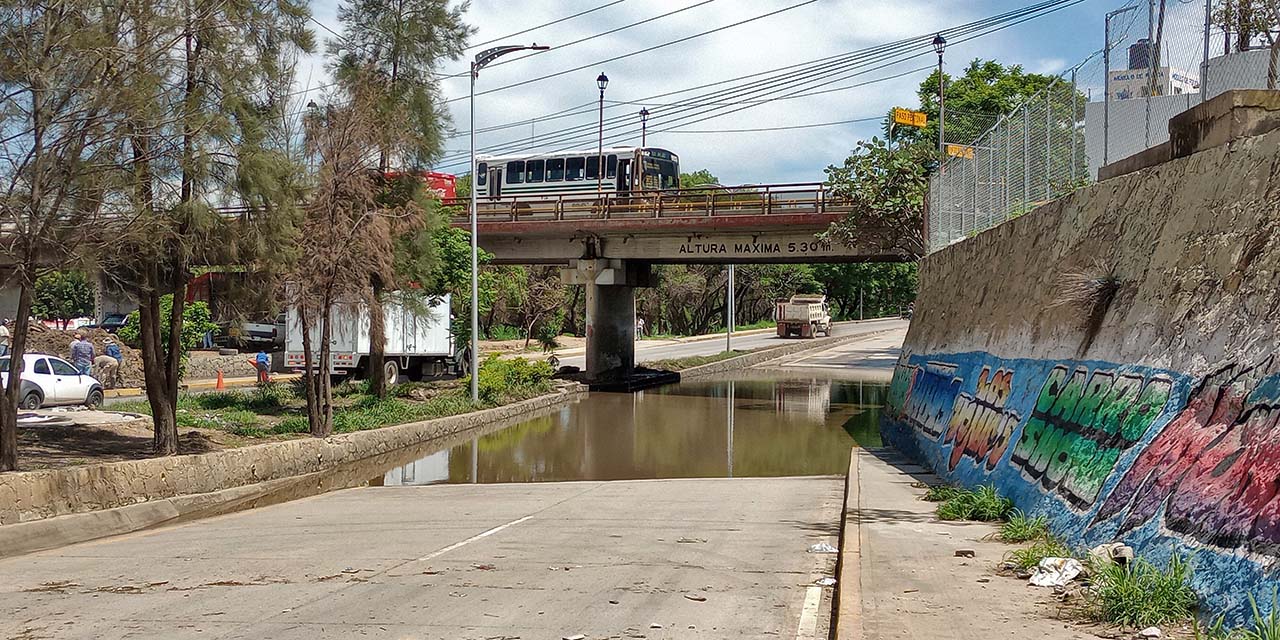 Foto: Lisbeth Mejía Reyes // Los encharcamientos bajo el puente Valerio Trujano se agravaron en los últimos días con la depresión tropical Alberto.
