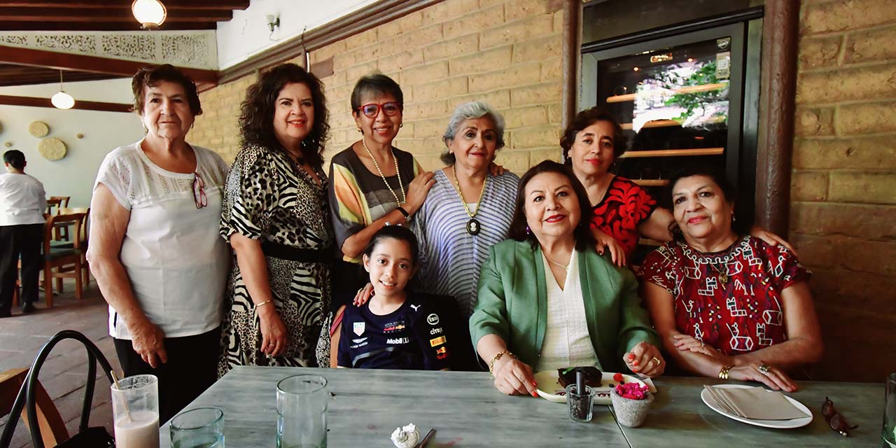 Fotos: Rubén Morales // Martha Rosales Díaz celebró su cumpleaños rodeada de sus amigas.