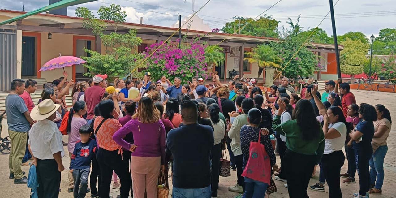 Foto: cortesía // Padres de familia de la escuela primaria Resurgimiento de Reyes, Etla tomaron el Palacio Municipal de ese lugar.