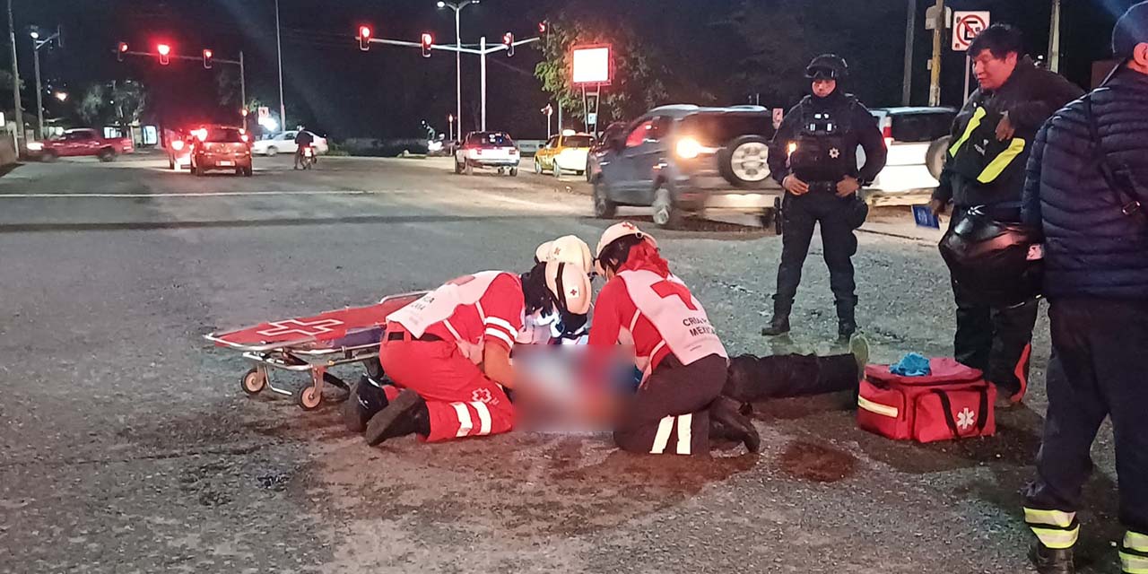 Paramédicos de la Cruz Roja brindaron los primeros auxilios al joven motociclista.