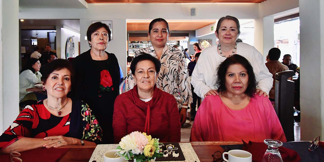 Fotos: Rubén Morales // Sus amigas la acompañaron a celebrar la llegada de un nuevo año de vida.