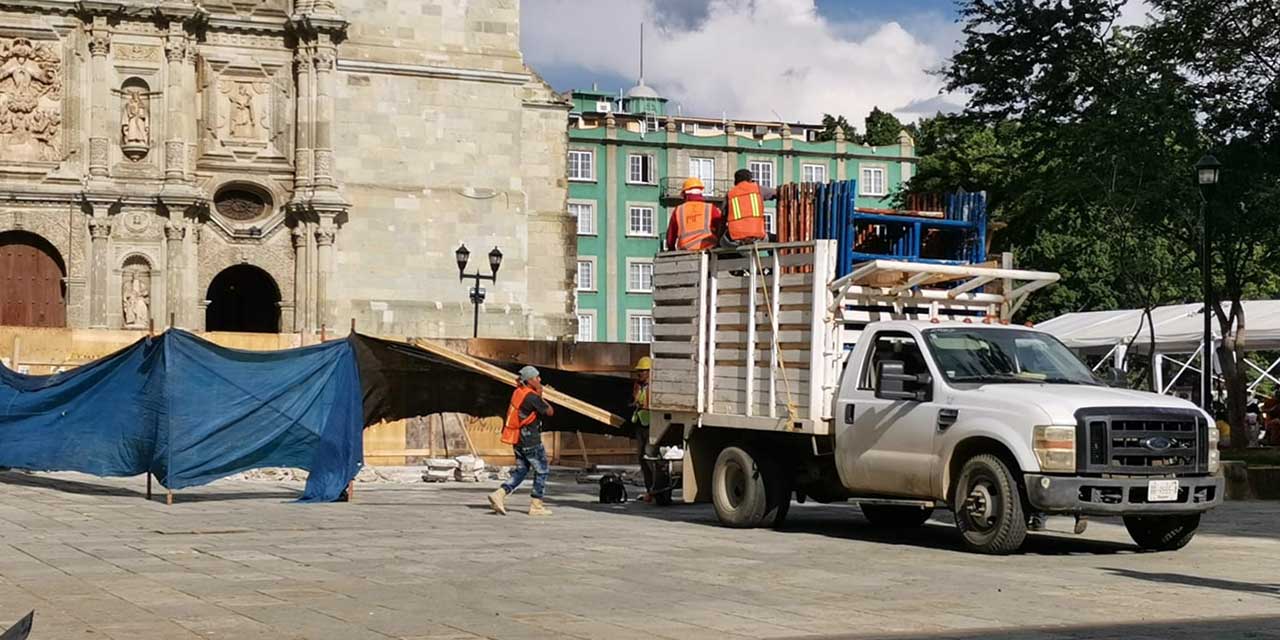 Foto: Jesús Santiago López // Trabajadores municipales levantan las vallas de madera que resguardaban los trabajos.