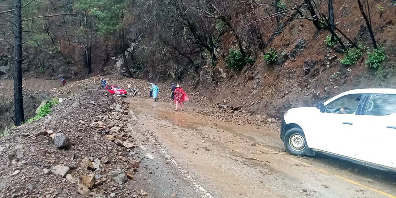 Foto: Gobierno de Oaxaca // Deslave de rocas sobre la vía a Ixtlán, en la zona de Tierra Colorada.