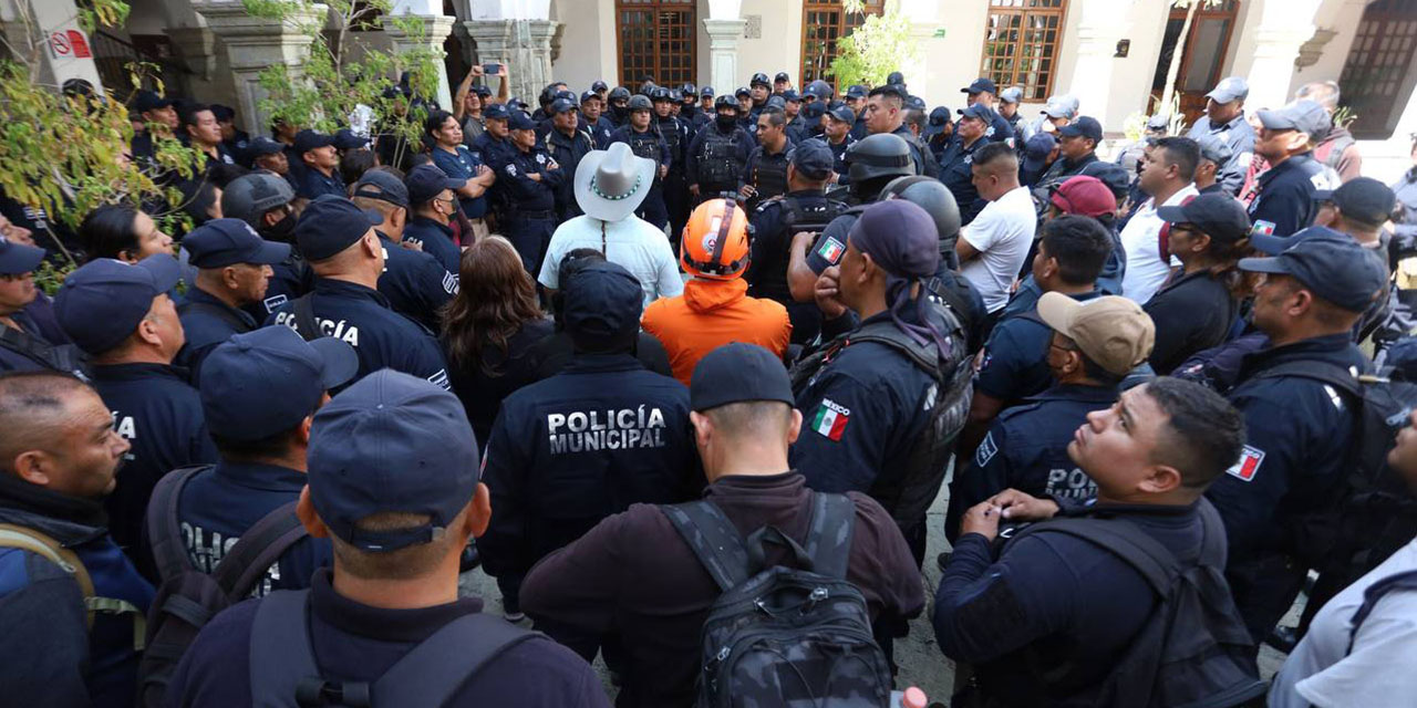 Bloquean policías, exigen pago de aumento salarial
