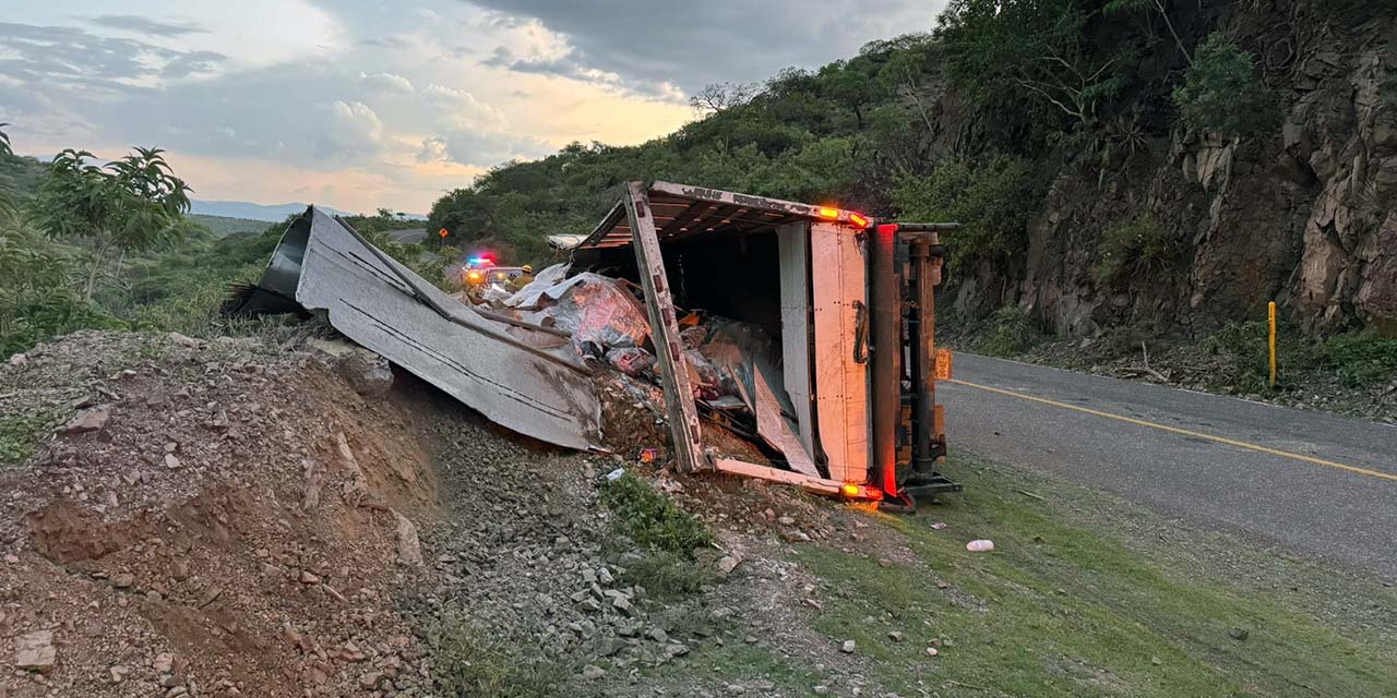 Pese a la gravedad del accidente, el chofer de la unidad de motor salió de ella por sus propios medios.