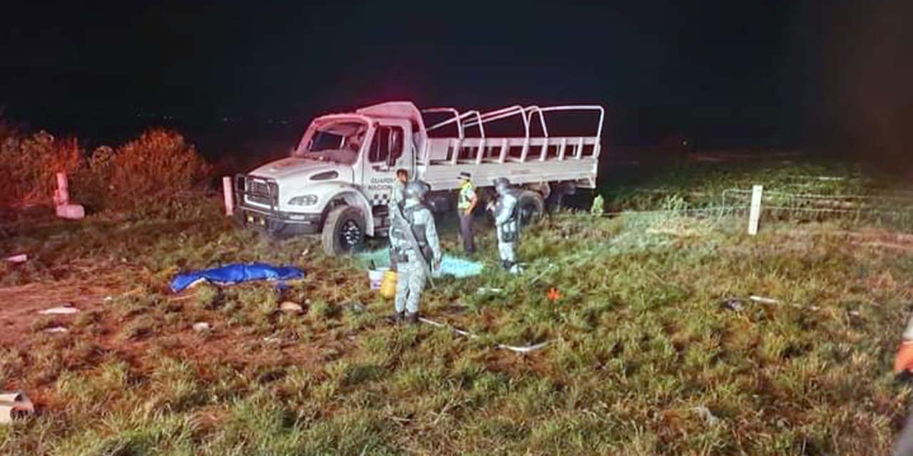El camión de la Guardia Nacional volcó aparatosamente, lo que provocó la muerte de uno de los integrantes del equipo.