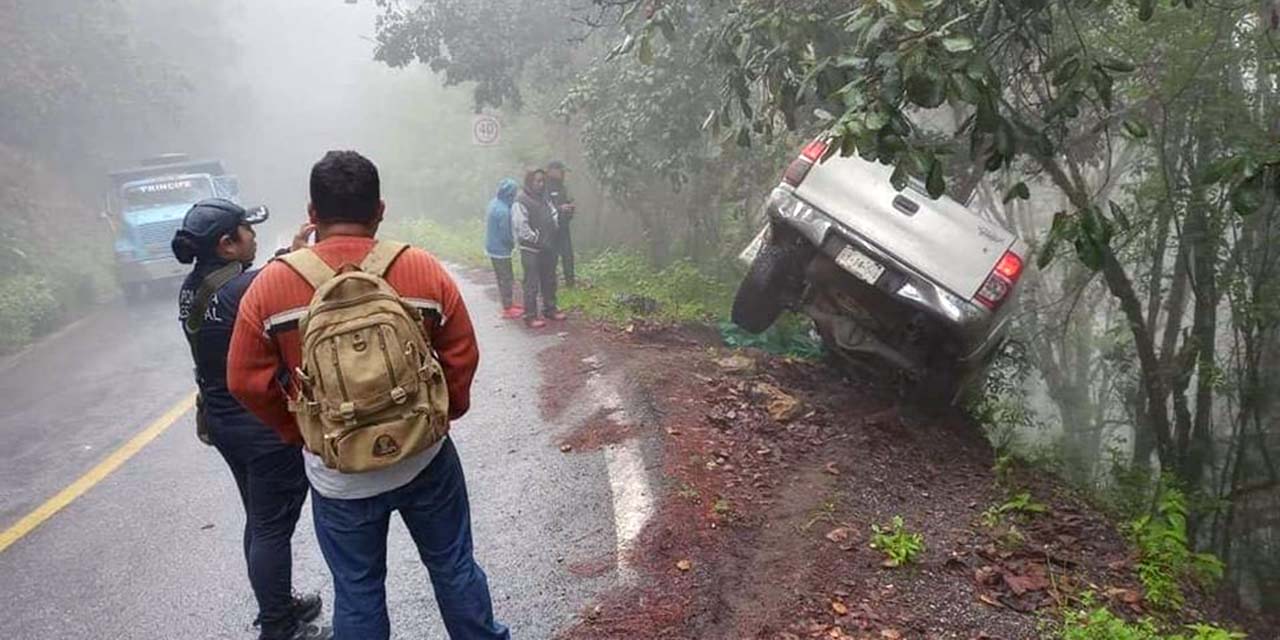 La persona que conducía el vehículo oficial perdió el control y se detuvo peligrosamente cerca de un barranco.