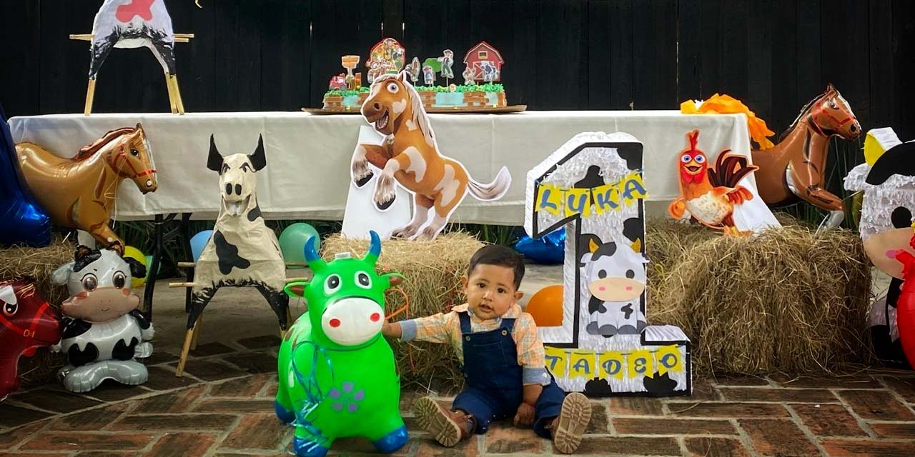 Fotos: Rubén Morales // Al lado de sus piñatas, Luka Tadeo festejó su cumpleaños.