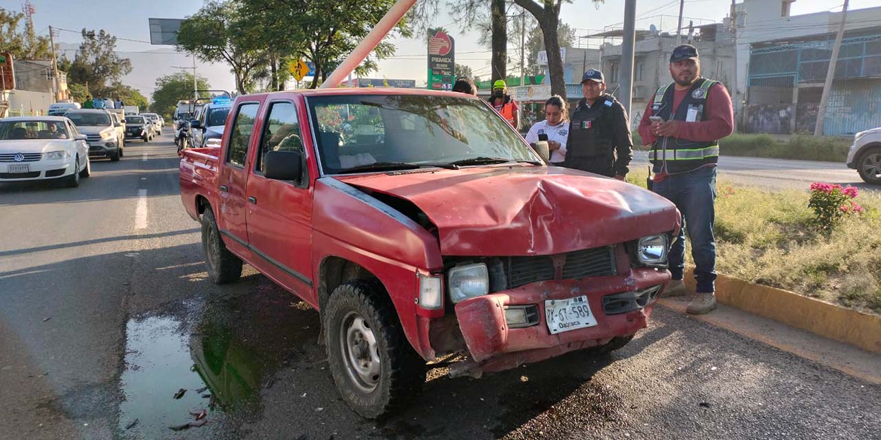 La camioneta resultó seriamente dañada en la parte frontal.
