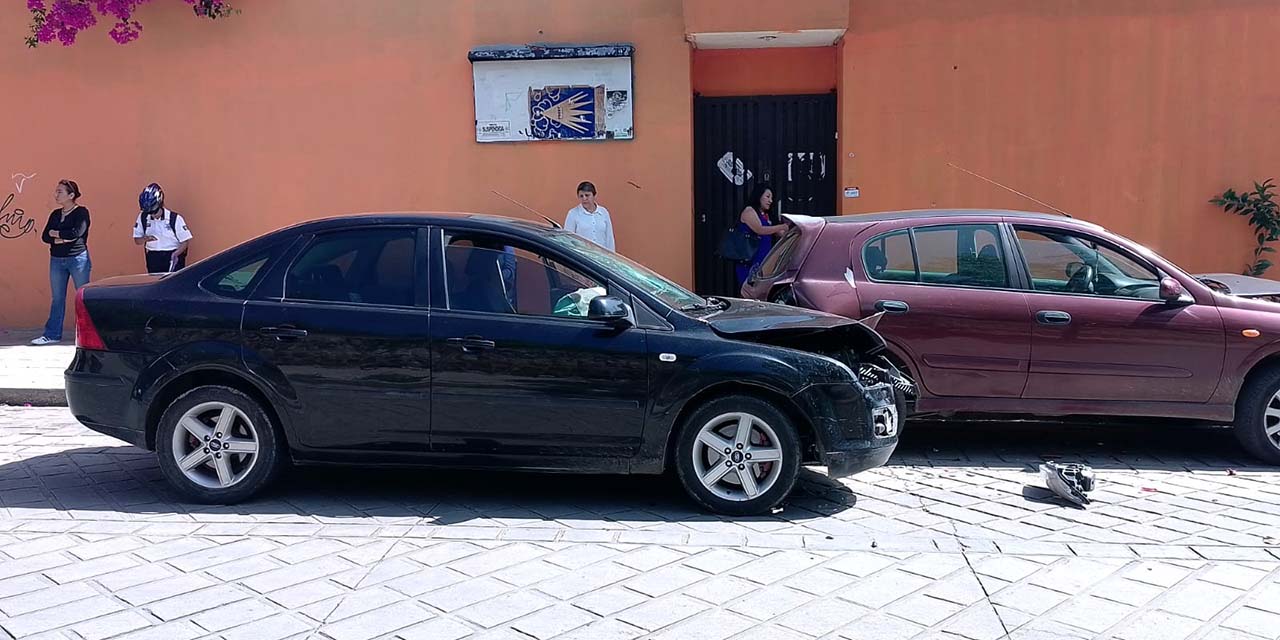 La conductora de una Focus chocó contra varios autos estacionados, proyectándolos contra otros objetos.