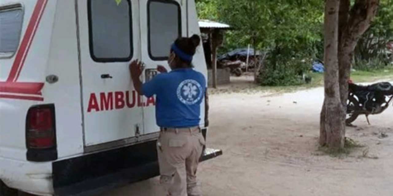 Bomberos Voluntarios atendieron a la persona herida en la entrada de la comunidad de Agua Zarca.