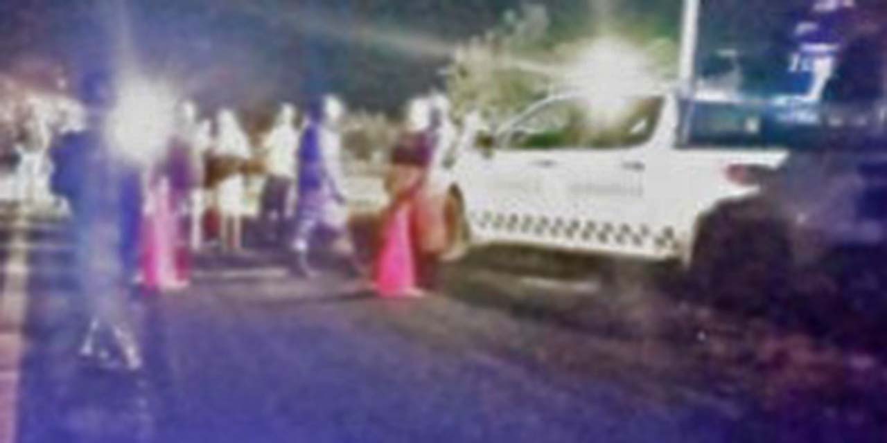 Daños deja volcadura de taxi.