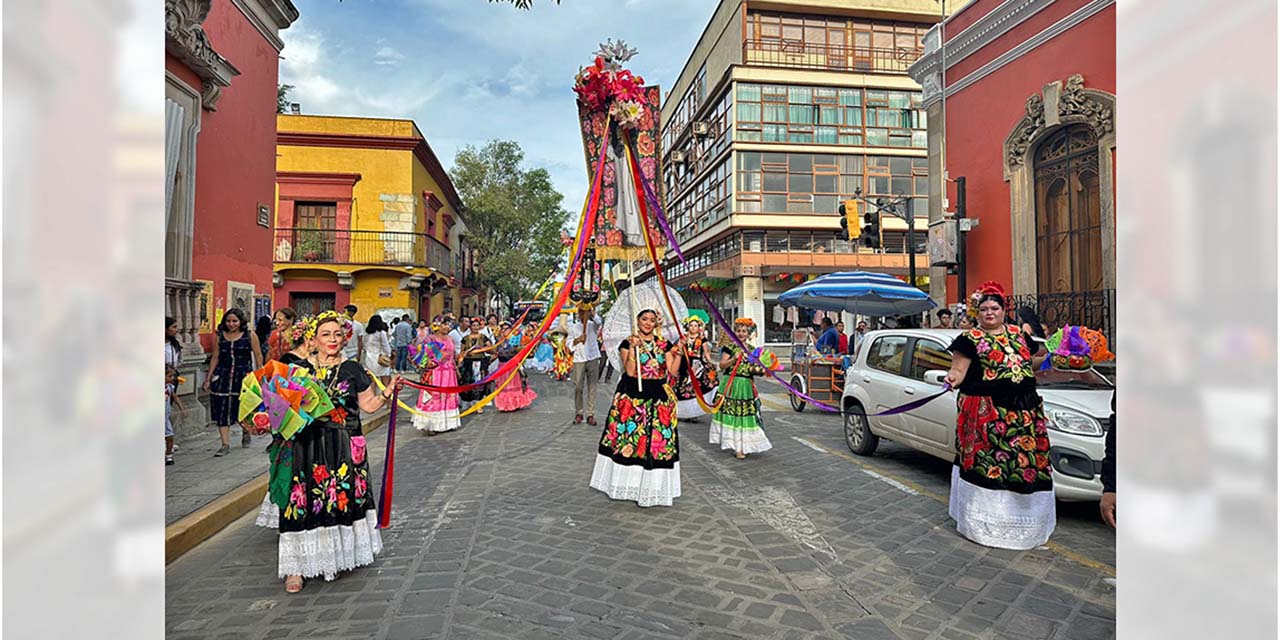 Fotos: Rubén Morales // Durante el recorrido se pudieron apreciar los bonitos carros alegóricos y los estandartes.