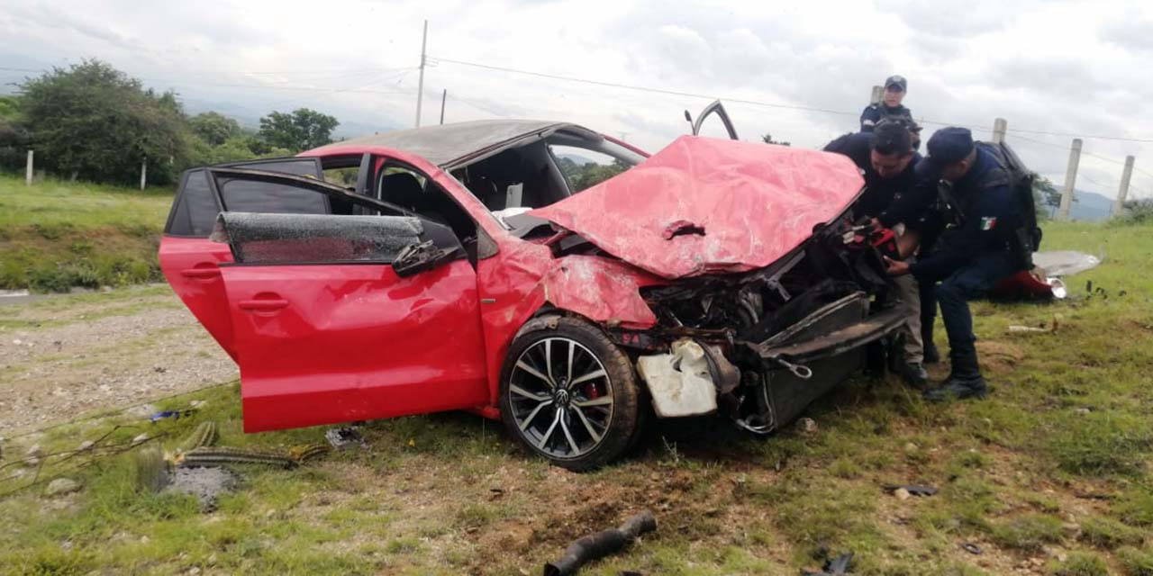El vehículo quedó destrozado de la parte frontal.