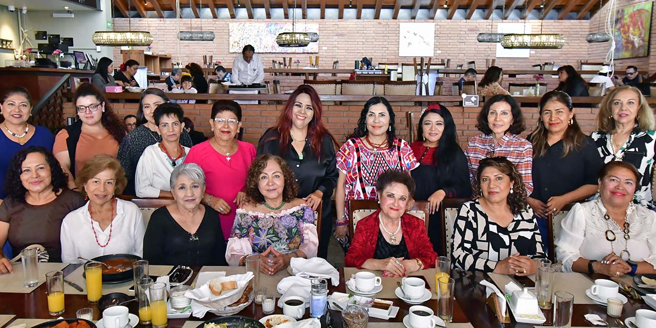 Foto: Rubén Morales // En compañía de sus amigas, Crisantema Zárate disfrutó de comenzar un nuevo año de vida.