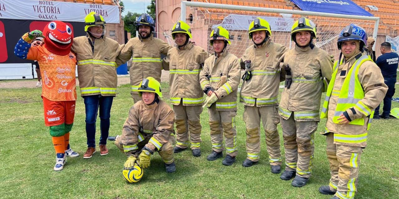 Integrantes del Cuerpo de Bomberos tuvieron en encuentro amistoso de futbol.