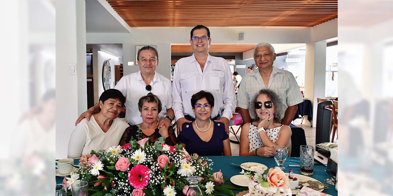 Fotos: Rubén Morales // Jaime Ortíz, Urbano Enríquez, José Luis Pinacho, Sara Pacheco Hernández, Martha Rodríguez, Aurora Arieta e Isabel Valdez Sandoval felicitaron con cariño a la festejada.
