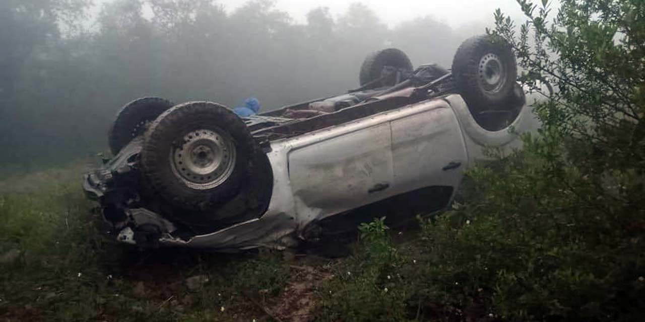 La camioneta quedó con las llantas hacia arriba.