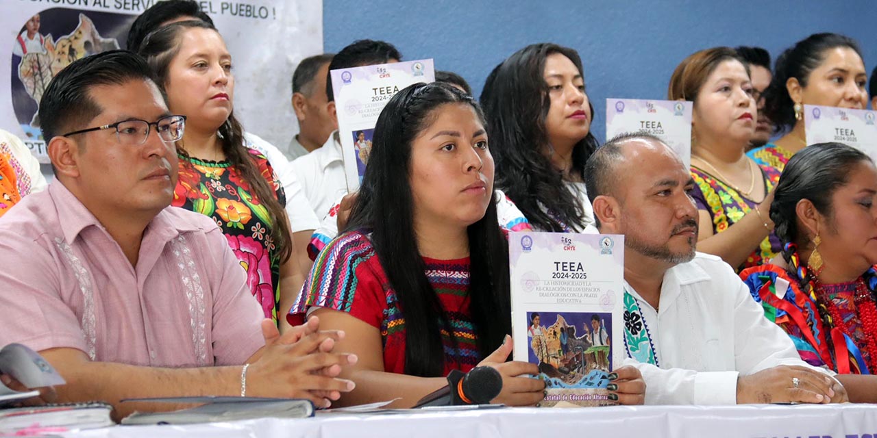 Foto: Luis Alberto Cruz // La dirigencia de la Sección 22 presenta su calendario alternativo.