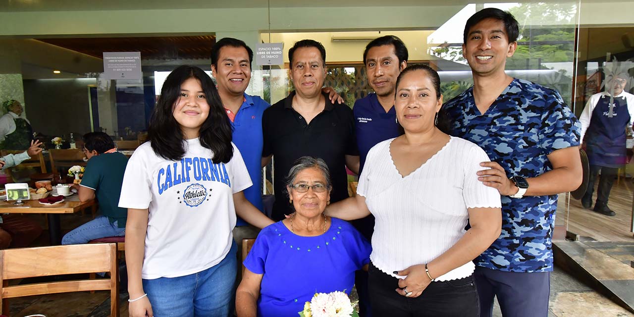 Fotos: Rubén Morales // La familia dio gracias a Dios por la vida y salud de Carmelita González.