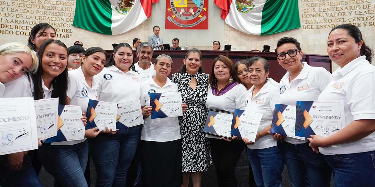 Foto: cortesía // Productoras y productores de quesillo de Reyes Etla, reciben reconocimientos.