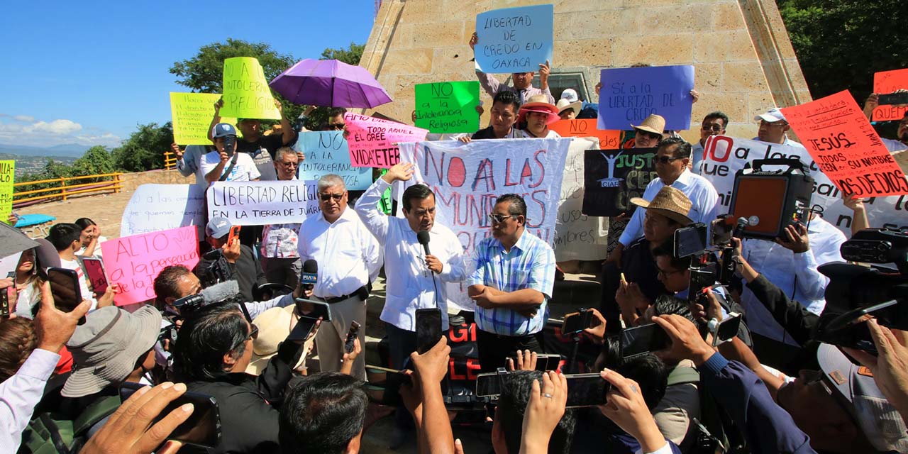 Foto: Adrián Gaytán // Representantes de la iglesia Cristiana Inter-Denominacional de Oaxaca, denuncian el desplazamiento de familias de Cerro Cajón, Lalana, por intolerancia religiosa.