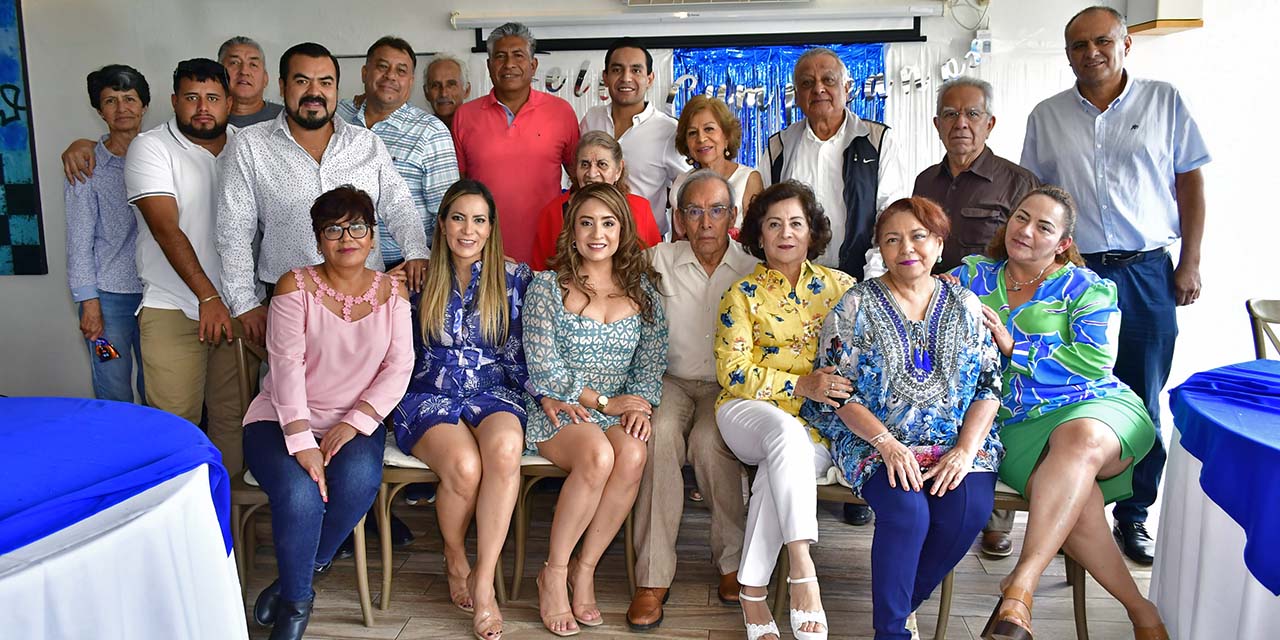 Fotos: Rubén Morales // Don Emiliano recibió muchas felicitaciones y buenos deseos de todos los presentes.