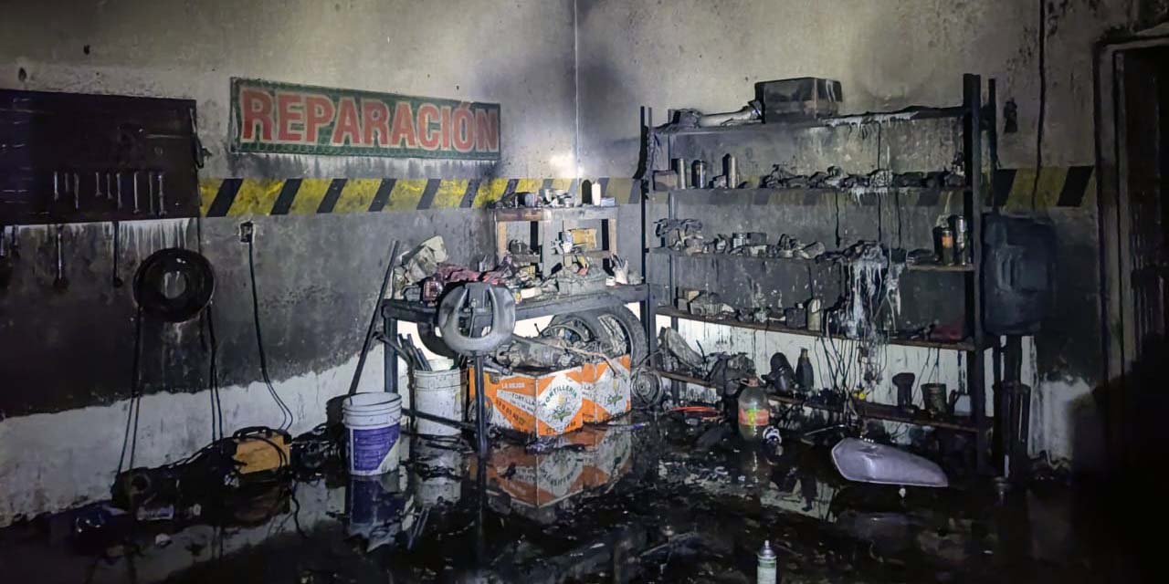 Taller de motocicletas arde en llamas.