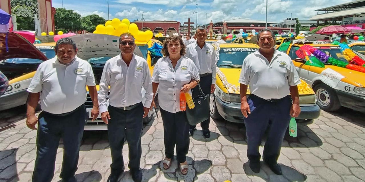 Taxistas adheridos a diferentes sitios festejaron su día, informó Francisco de Jesús López Hernández.
