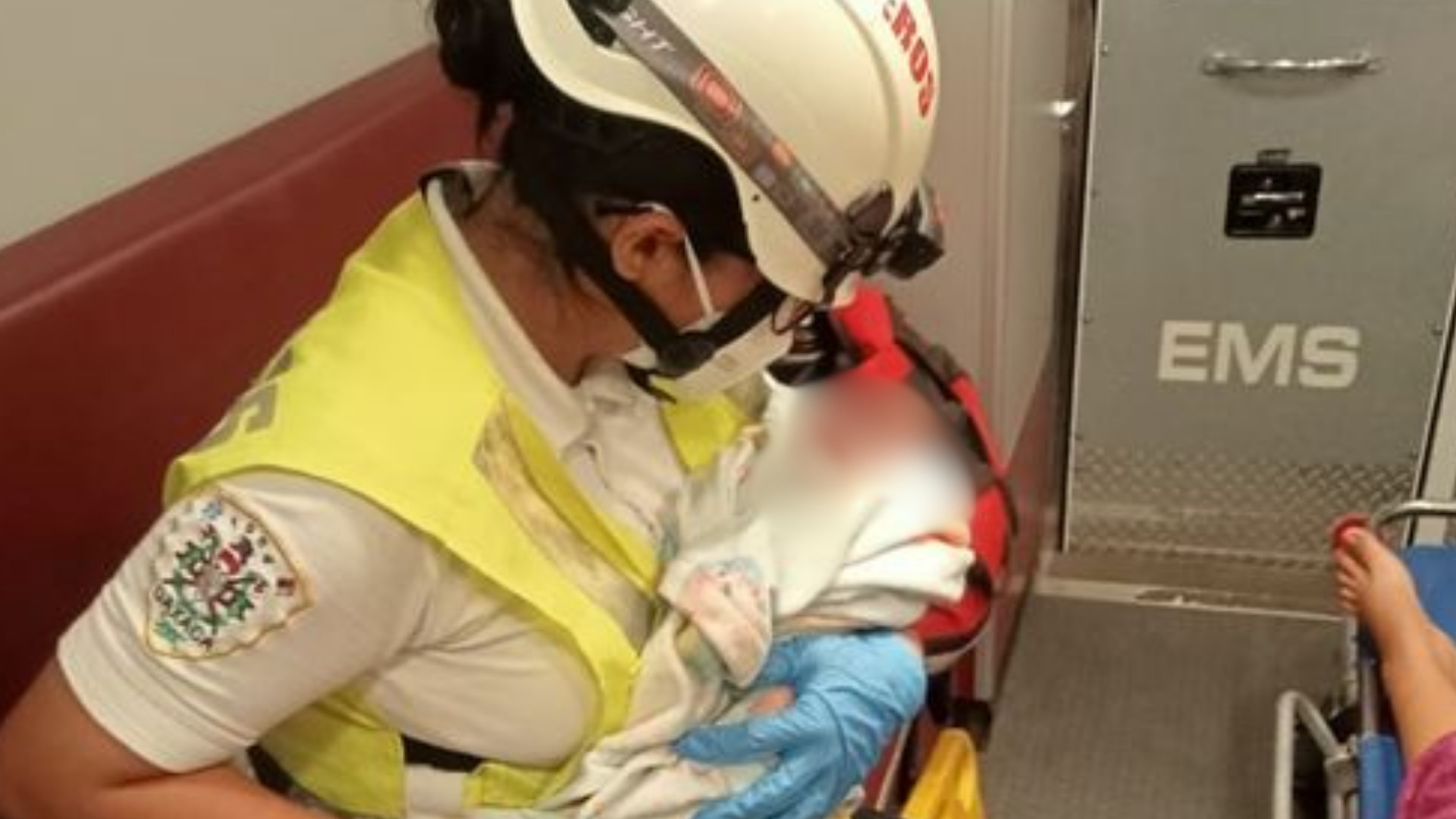 Paramédicos asisten un parto en casa y salvan la vida de madre y bebé