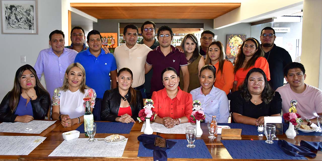 Fotos: Rubén Morales // Edith Rocío Bautista López escuchó los mejores deseos de sus compañeros de trabajo del STPEIDCEO.