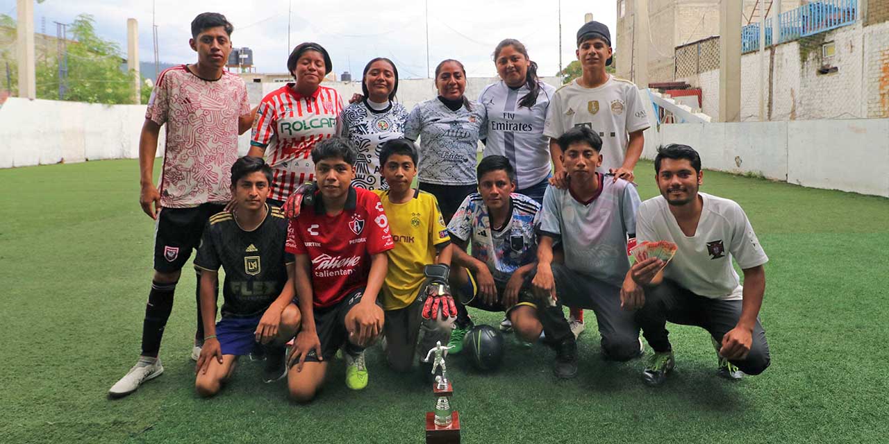 Fotos: Leobardo García Reyes // Regreso de París es el nuevo monarca del Torneo Mixto de Futbol Rápido.