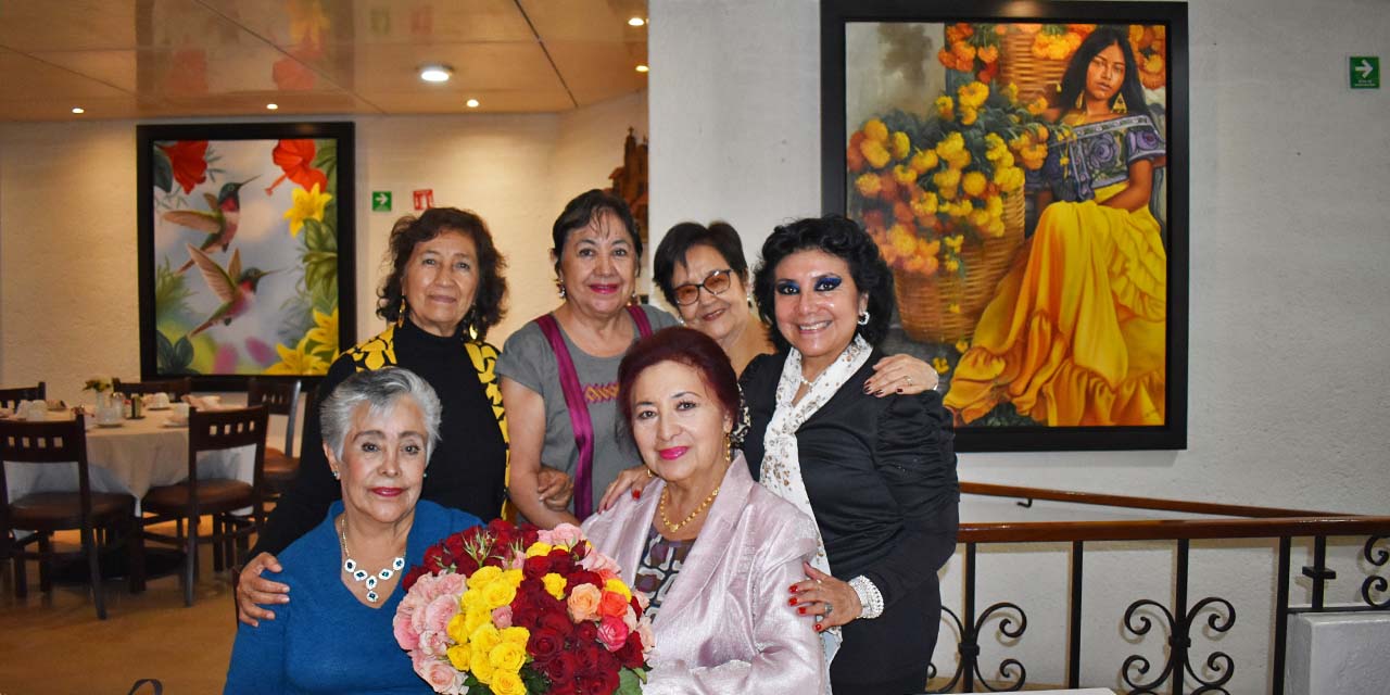 Al acompañarla este día, sus amigas le demostraron el gran cariño que le tienen.